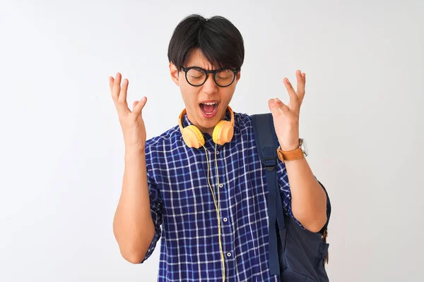 Chinese Student Man Dragen Rugzak Koptelefoon Geïsoleerde Witte Achtergrond Vieren — Stockfoto