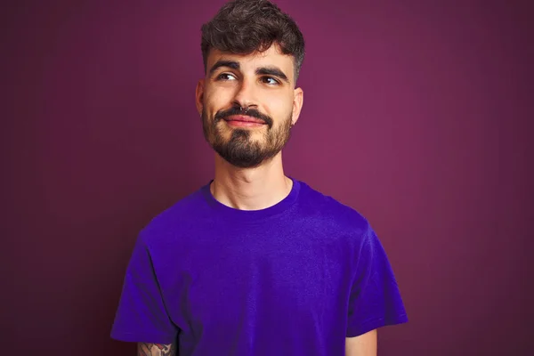 Jovem Com Tatuagem Vestindo Camiseta Sobre Fundo Roxo Isolado Sorrindo — Fotografia de Stock