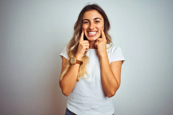 Jovem Mulher Bonita Vestindo Camiseta Branca Casual Sobre Fundo Isolado — Fotografia de Stock