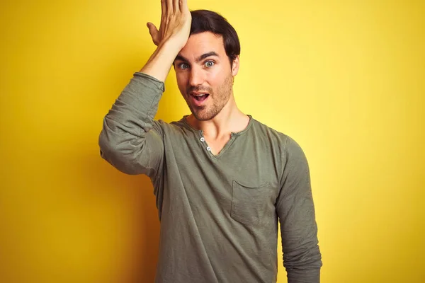 Homem Bonito Jovem Vestindo Shirt Casual Sobre Fundo Amarelo Isolado — Fotografia de Stock