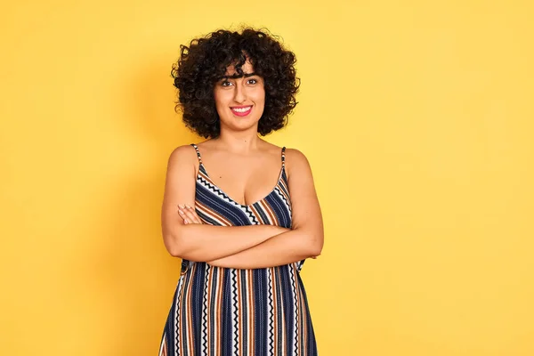 Mulher Árabe Com Cabelo Encaracolado Vestindo Vestido Colorido Listrado Sobre — Fotografia de Stock