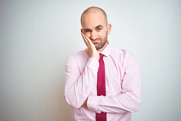 Giovane Uomo Affari Indossa Cravatta Rosa Sfondo Isolato Pensando Cercando — Foto Stock