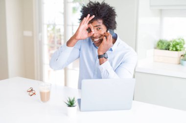 Mutlu yüz el parmaklarının arasından seyir göz üzerinde ok işaretiyle yapıyor gülümseyen ile telefonda konuşurken Afrikalı-Amerikalı iş adamı