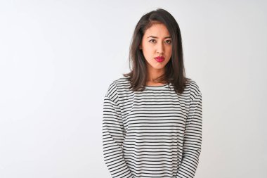 Genç güzel Çinli kadın çizgili t-shirt izole beyaz arka plan şüpheci ve sinir üzerinde duran giyen, sorun nedeniyle üzgün kaşlarını çatma. Negatif kişi.
