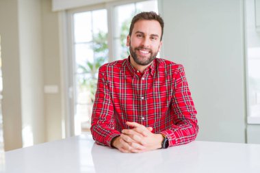 Yakışıklı adam kameraya olumlu gülümseyen