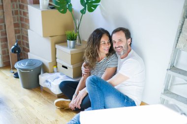 Orta yaş Senior romantik çift içinde aşk oturma üzerinde the Apartme