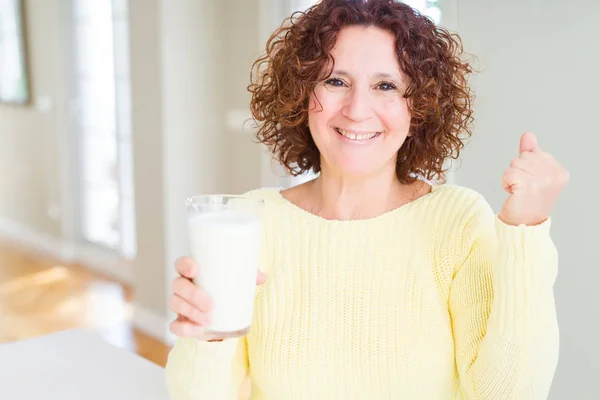 Seniorin Trinkt Ein Glas Frische Milch Schreit Stolz Und Feiert — Stockfoto