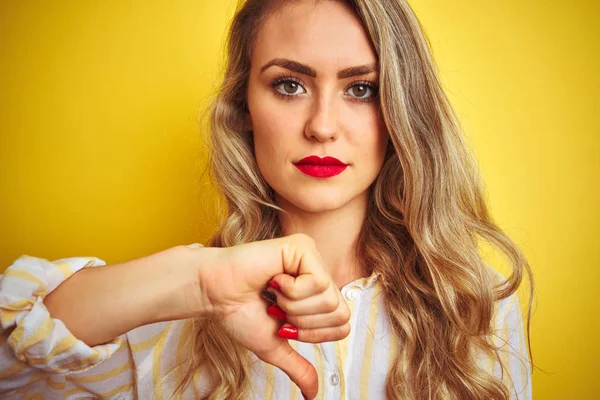 Jonge Mooie Vrouw Het Dragen Van Strepen Shirt Staande Gele — Stockfoto