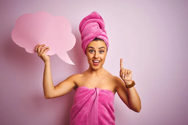 Mulher Bonita Usando Toalha Segurando Nuvem Fala Bolha Sobre Fundo — Fotografia de Stock