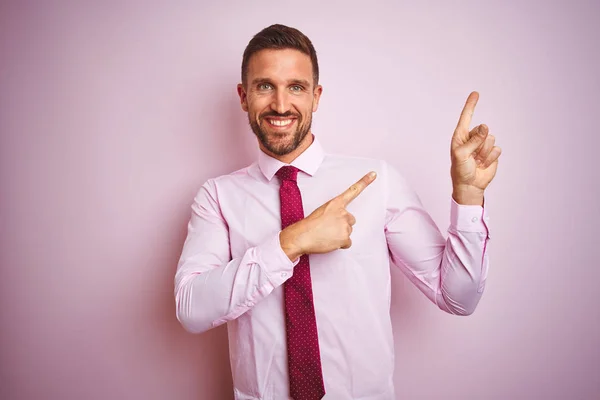 Hombre Negocios Con Corbata Camisa Elegante Sobre Fondo Rosa Aislado — Foto de Stock