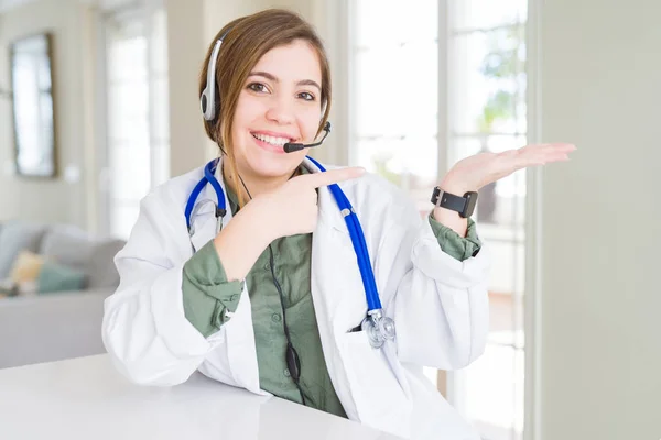 Schöne Junge Ärztin Mit Headset Erstaunt Und Lächelnd Die Kamera — Stockfoto