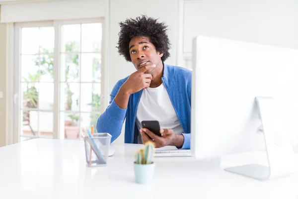 African American Man Werken Met Behulp Van Smartphone Computer Ernstig — Stockfoto