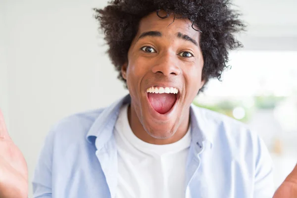 Knappe Afro Amerikaanse Man Met Afro Haar Viert Gek Verbaasd — Stockfoto