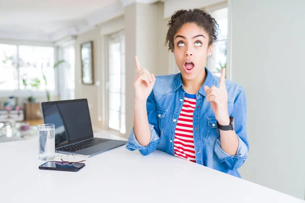 Joven Mujer Negocios Afroamericana Que Trabaja Usando Computadora Portátil Sorprendida — Foto de Stock