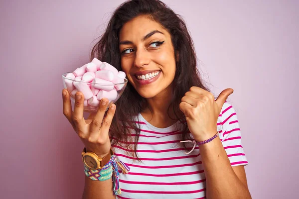 Jonge Mooie Vrouw Holding Bowl Met Marshmallows Geïsoleerde Roze Achtergrond — Stockfoto