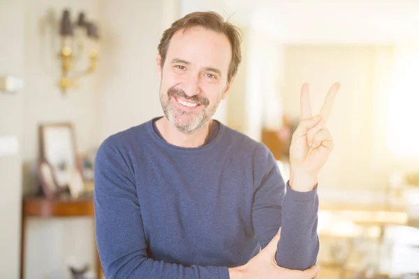 Bonito Homem Meia Idade Casa Sorrindo Com Rosto Feliz Piscando — Fotografia de Stock