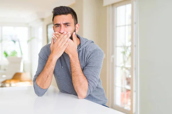 Hombre Hispano Guapo Usando Sudadera Casual Casa Sorprendió Cubriendo Boca — Foto de Stock