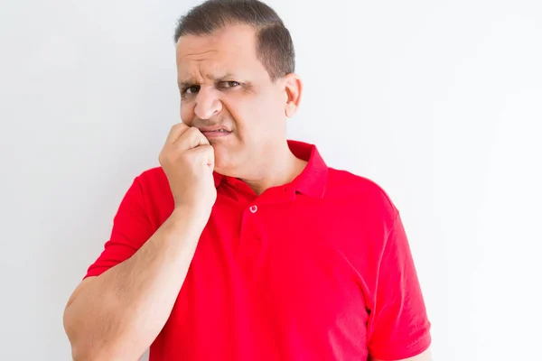 Hombre Mediana Edad Vistiendo Camiseta Roja Sobre Pared Blanca Mirando —  Fotos de Stock