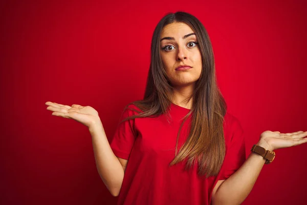 Mujer Hermosa Joven Con Camiseta Pie Sobre Fondo Rojo Aislado —  Fotos de Stock