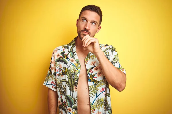 Bello Uomo Che Indossa Estate Hawaiano Fiori Camicia Sfondo Giallo — Foto Stock