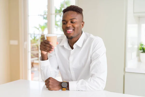非洲裔美国人微笑着自信地喝咖啡在带走纸杯 — 图库照片