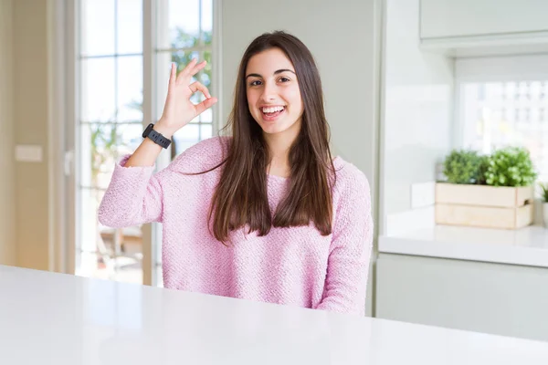 Mulher Bonita Usando Suéter Rosa Sorrindo Positivo Fazendo Sinal Com — Fotografia de Stock