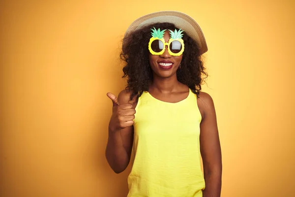 Африканская Американка Забавных Ананасовых Солнцезащитных Очках Изолированном Желтом Фоне Делает — стоковое фото