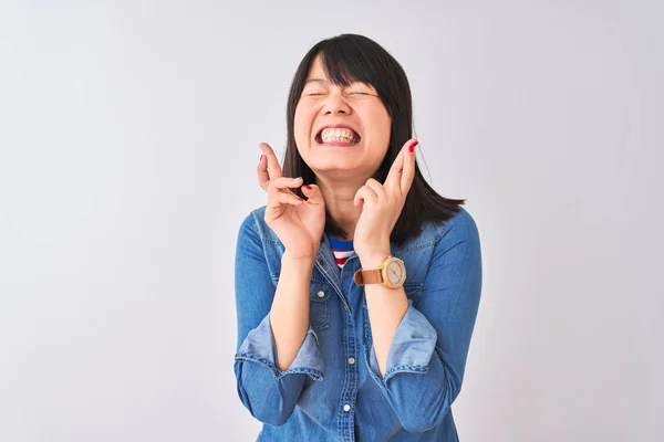 Jonge Mooie Chinese Vrouw Dragen Denim Shirt Geïsoleerde Witte Achtergrond — Stockfoto