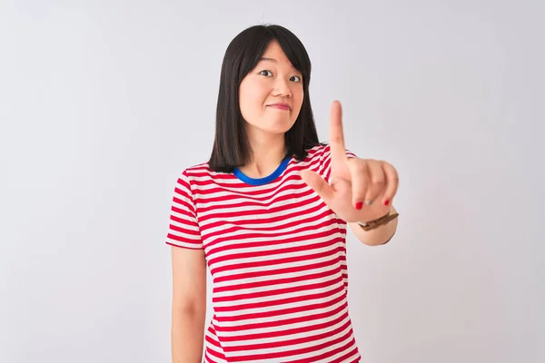 Jonge Mooie Chinese Vrouw Dragen Rood Gestreepte Shirt Geïsoleerde Witte — Stockfoto