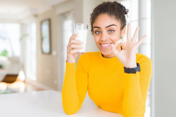 Junge Afrikanisch Amerikanische Frau Trinkt Ein Glas Frische Milch Tut — Stockfoto