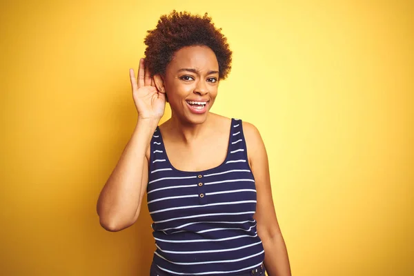 Beauitul African American Vrouw Het Dragen Van Zomer Shirt Geïsoleerde — Stockfoto