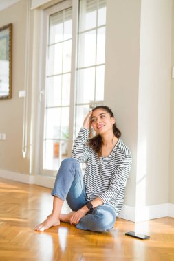 Genç güzel kadın düşünme ve çene üzerinde bir el ile merak