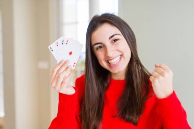 Güzel genç kadın poker oynarken kumar gurur çığlık ve zafer ve başarı çok heyecanlı kutluyor, duygu tezahürat
