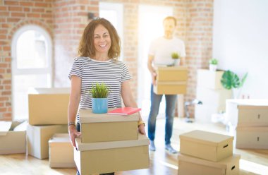 Orta yaş Senior çift yeni bir eve hareket