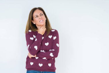 Izole arka plan üzerinde kalp kazak giyen güzel orta yaş kadın ağrılı boyun dokunmadan, grip, clod ve enfeksiyon için boğaz ağrısı