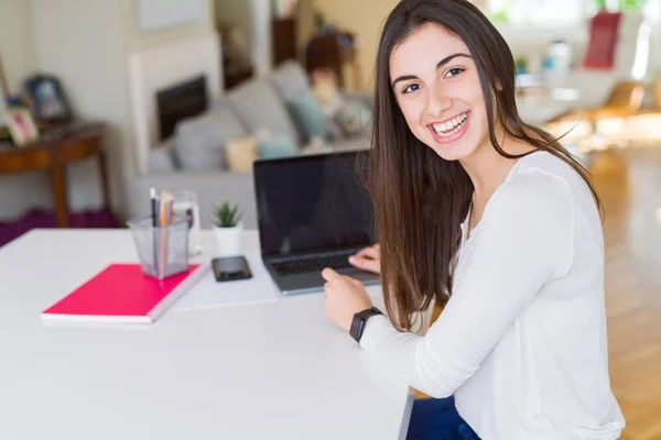 Joven hermosa mujer sonriendo usando computadora portátil con un espacio en blanco —  Fotos de Stock