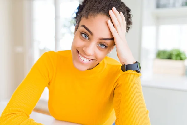 Linda jovem afro-americana sorrindo alegre, amigável — Fotografia de Stock