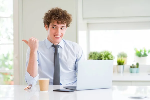 Joven Hombre Negocios Trabajando Con Computadora Portátil Oficina Señalando Mostrando —  Fotos de Stock