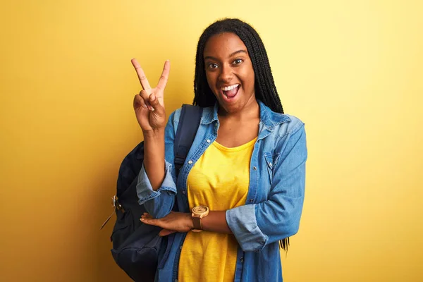 Étudiante Afro Américaine Portant Sac Dos Debout Sur Fond Jaune — Photo