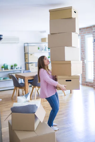 Jovem Mudando Para Novo Apartamento Segurando Uma Pilha Caixas Papelão — Fotografia de Stock