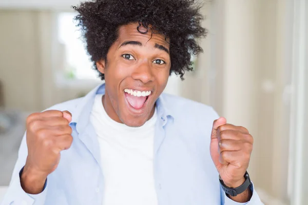 Hombre Afroamericano Casa Emocionado Por Éxito Con Los Brazos Levantados — Foto de Stock