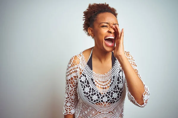 Молодая Африканская Американка Афроволосами Бикини Белом Изолированном Фоне Кричащая Громко — стоковое фото