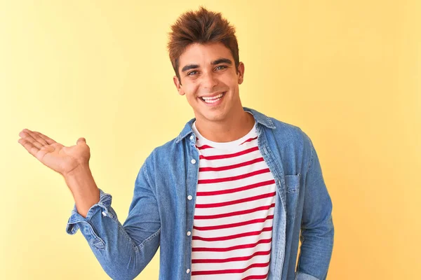 Homem Bonito Jovem Vestindo Camiseta Listrada Camisa Jeans Sobre Fundo — Fotografia de Stock