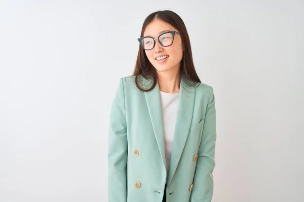 Китайская Деловая Женщина Элегантной Куртке Очках Изолированном Белом Фоне Смотрит — стоковое фото