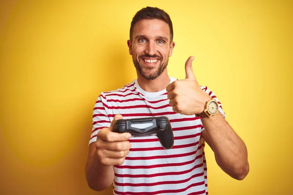 Joven Hombre Guapo Jugando Videojuegos Con Almohadilla Juego Joystick Sobre —  Fotos de Stock