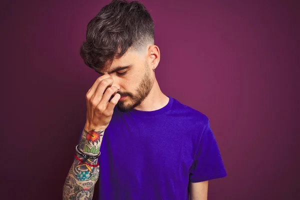 Hombre Joven Con Tatuaje Usando Camiseta Pie Sobre Fondo Púrpura — Foto de Stock