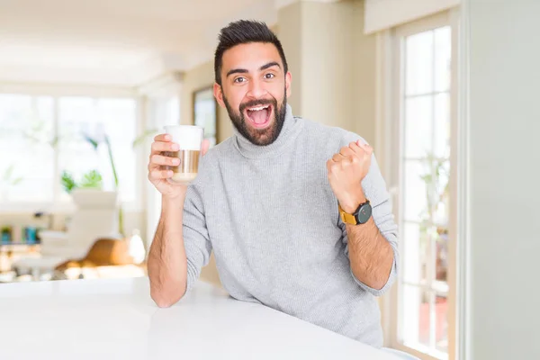 Hombre Hispano Guapo Bebiendo Una Taza Café Gritando Orgulloso Celebrando — Foto de Stock