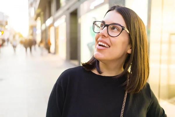 Vacker ung brunett kvinna leende upphetsad gå ner i — Stockfoto