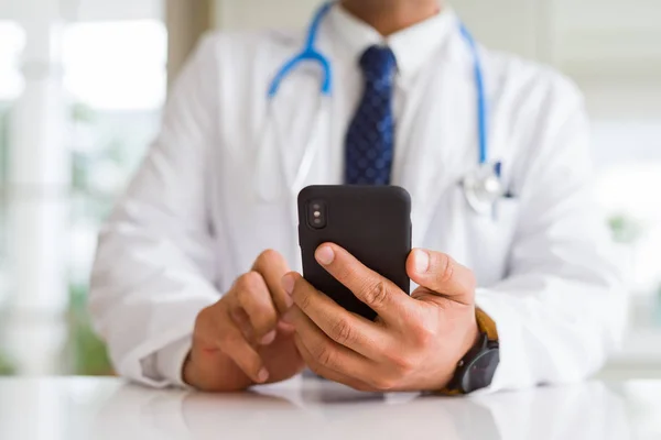 Nahaufnahme Arzthände Mittleren Alters Mit Smartphone — Stockfoto