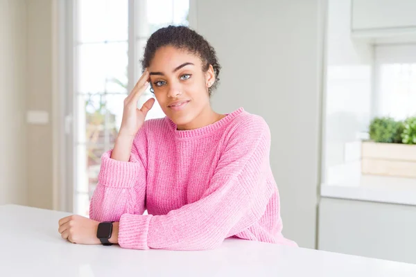 Hermosa joven afroamericana mujer sonriente alegre, amigable —  Fotos de Stock